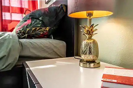 lampe dorée en forme d'ananas