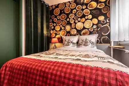 lit avec tête de lit troncs de bois