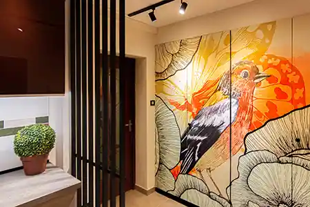 cuisine et entrée avec placard recouvert de papier peint panoramique avec un bel oiseau