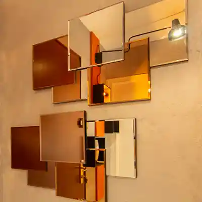 Composition de petits miroirs carrés.