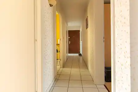 couloir avec vue sur la porte d'entrée de l'appartement
