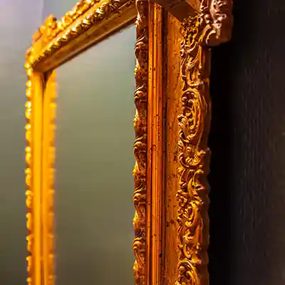 Miroir doré avec ornementations