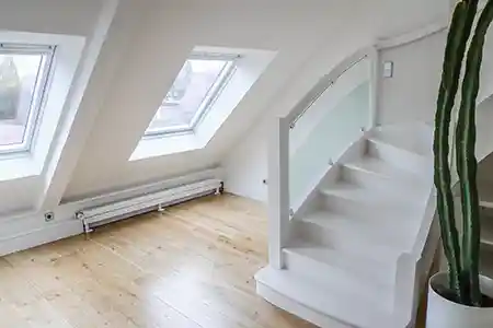 espace vide à côté des escaliers