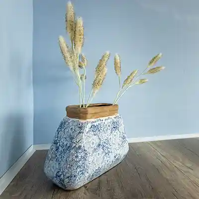 Pot avec des petits motifs bleus de fleurs