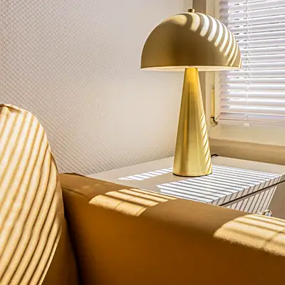 Lampe or près du canapé