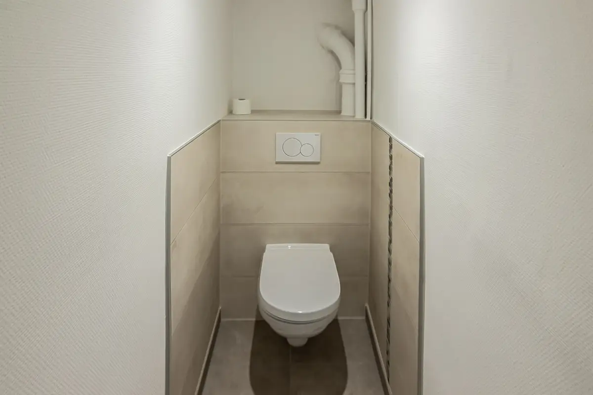 WC suspendu avec habillage entièrement carrelé.