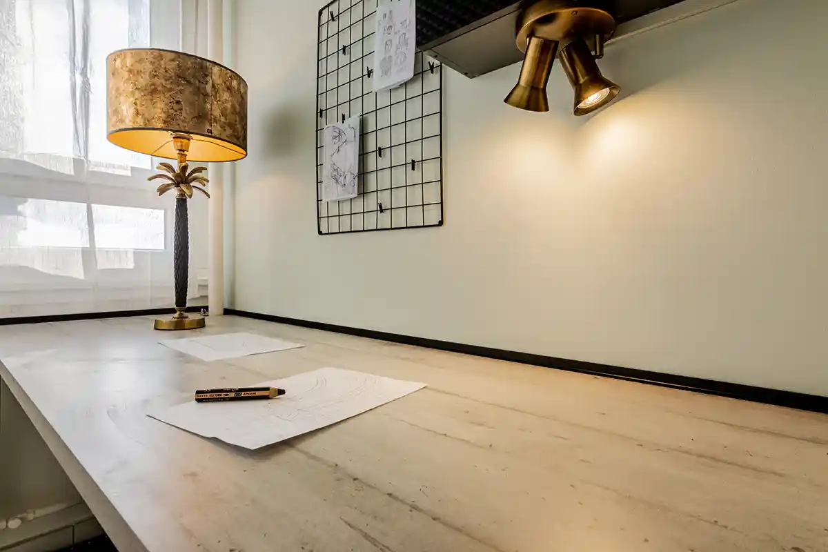 Plateau de bureau avec lampes couleur bronze.